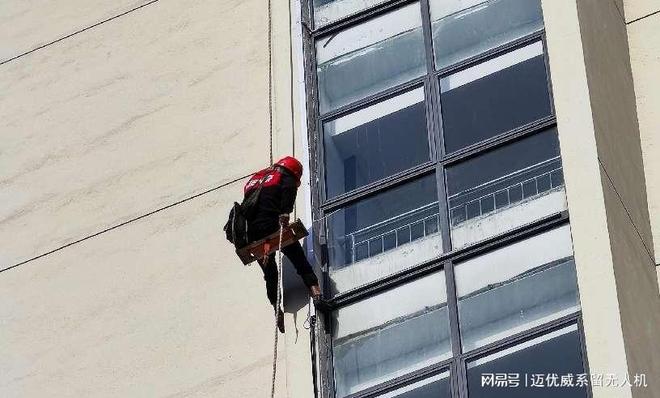 告别蜘蛛人:【迈优威双系留高空清洗无人机】带来安全清洁新时代