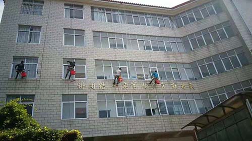 高空幕墙清洗作业上演人机较量