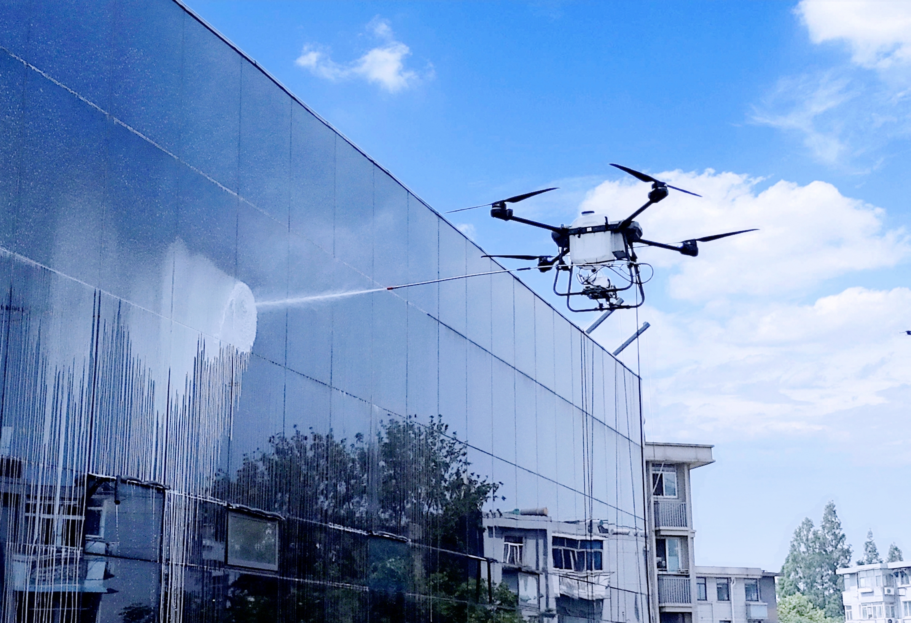 南京首次！“无人机+机器人”齐上阵清洗楼宇