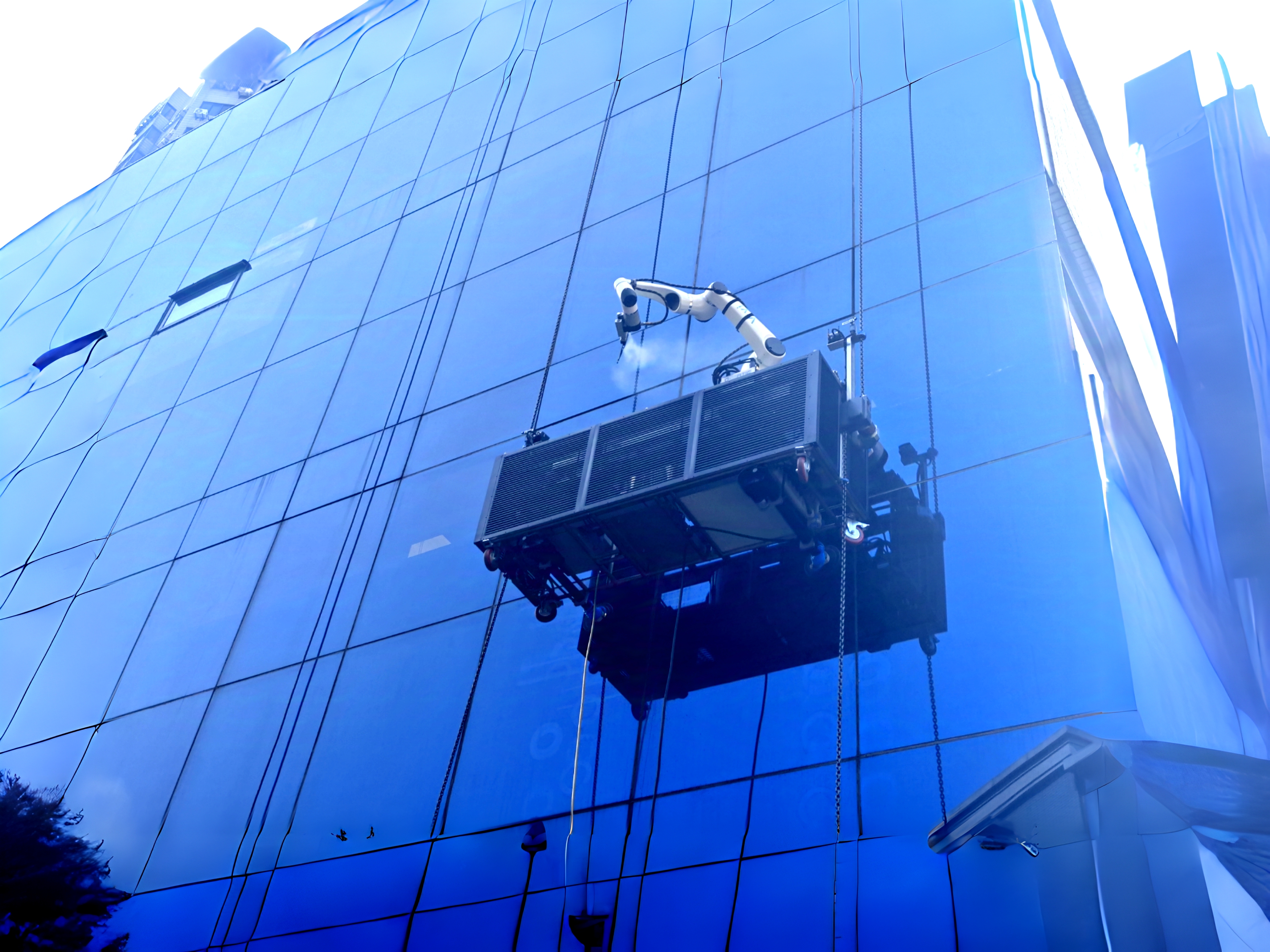 南京首次！“无人机+机器人”齐上阵清洗楼宇(图2)