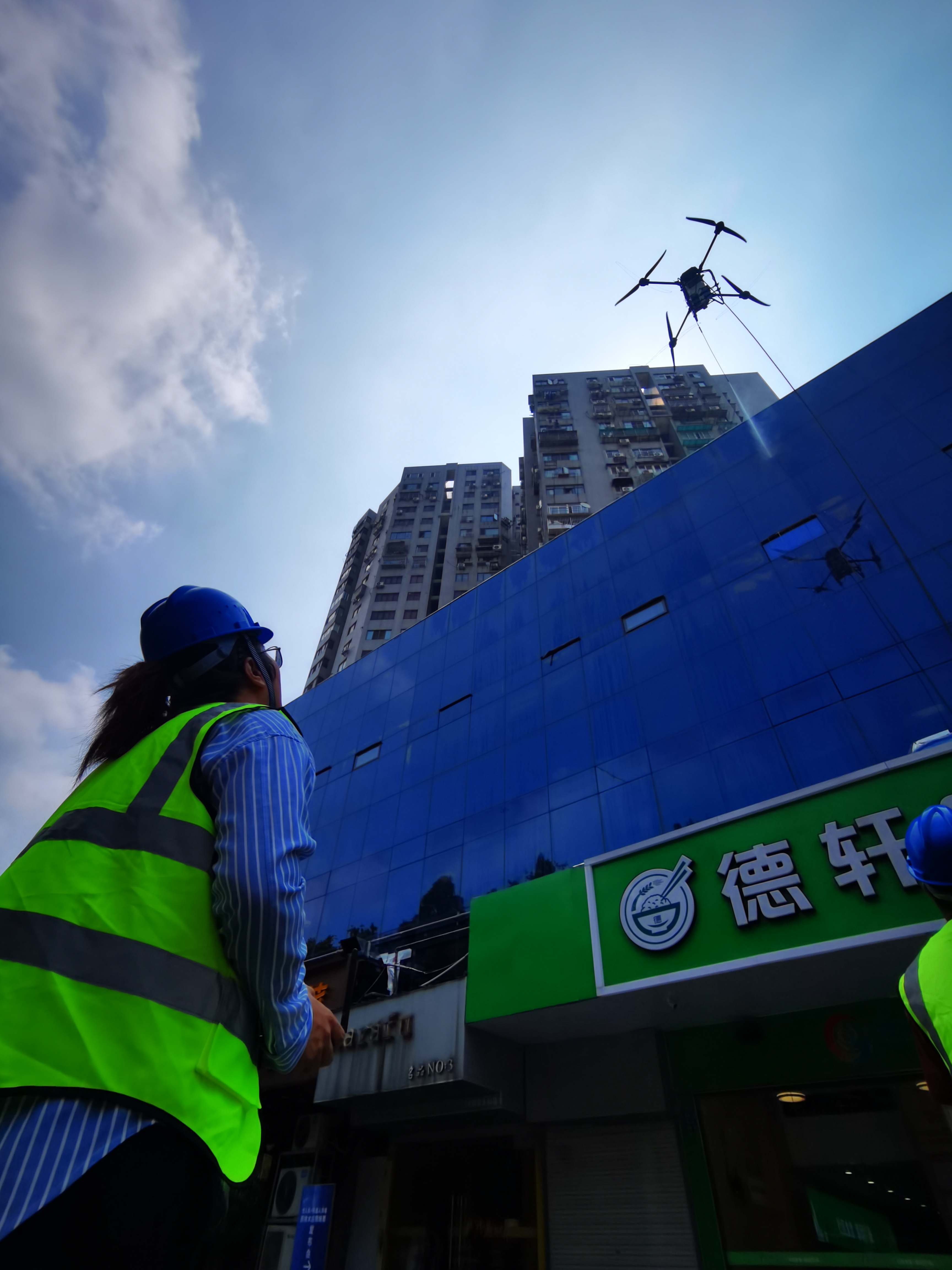 南京首次！“无人机+机器人”齐上阵清洗楼宇(图3)