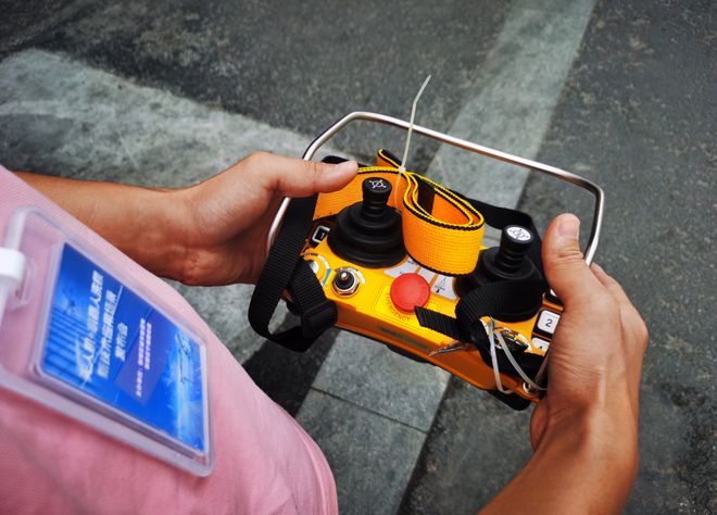 楼宇清洗进入智能时代！南京首个“无人机+机器人”清洁编队亮相(图2)