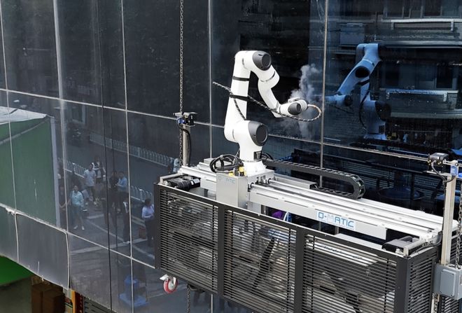 楼宇清洗进入智能时代！南京首个“无人机+机器人”清洁编队亮相(图4)