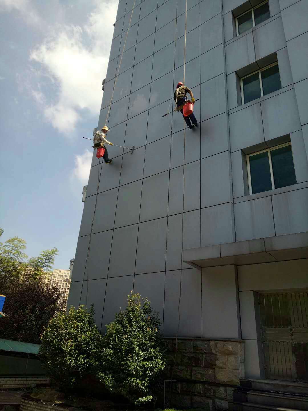 介绍几种高空外窗清洗的方法：东营清洗公司