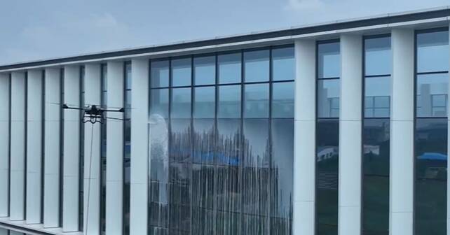 东营：空中“清洁工”上岗智能清洗为高楼“洗澡”(图2)