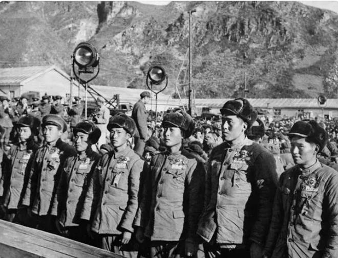 斯大林看完长津湖战报后当即下令：将36个师装备交给中国同志(图4)