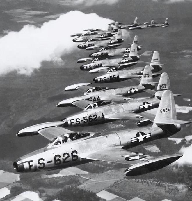 斯大林看完长津湖战报后当即下令：将36个师装备交给中国同志(图8)