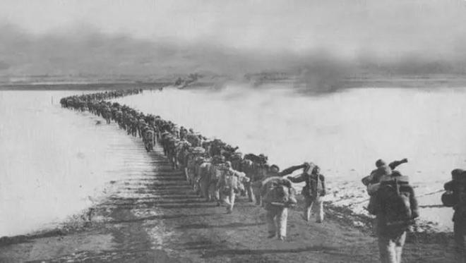 斯大林看完长津湖战报后当即下令：将36个师装备交给中国同志(图11)