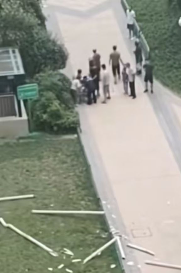 西安一小区外墙水管坠落砸伤祖孙二人！街道称小孩仍在救治中