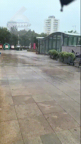 “砰”一声巨响！高楼装饰条砸落人行道市民：再走一步就完了……(图3)