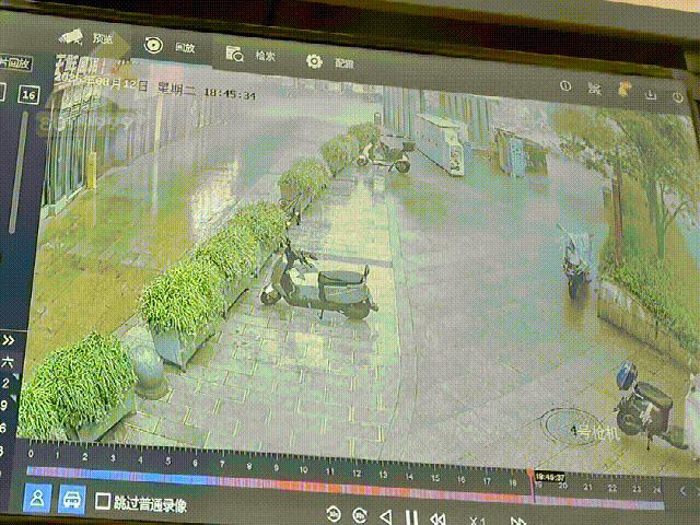 “砰”一声巨响！高楼装饰条砸落人行道市民：再走一步就完了……