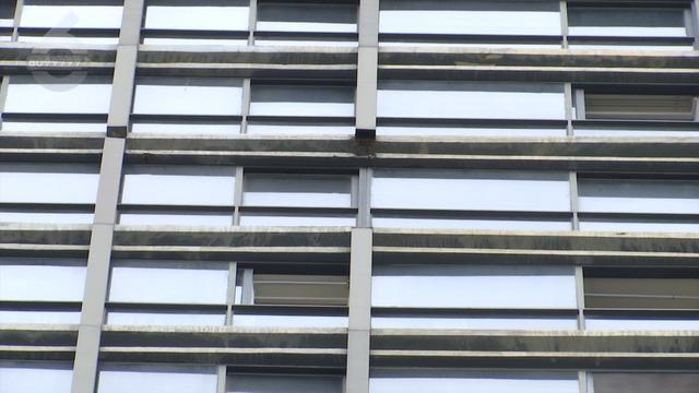 “砰”一声巨响！高楼装饰条砸落人行道市民：再走一步就完了……(图10)