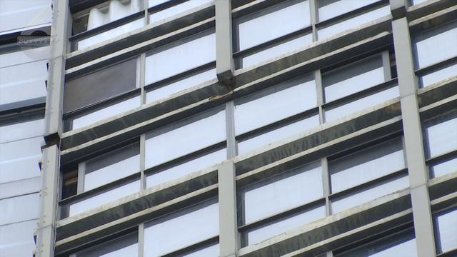 “砰”一声巨响！高楼装饰条砸落人行道市民：再走一步就完了……(图5)