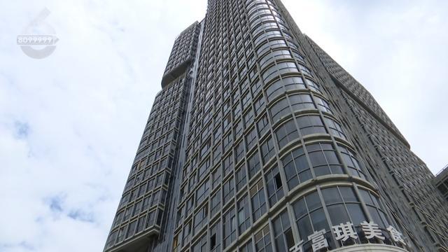 “砰”一声巨响！高楼装饰条砸落人行道市民：再走一步就完了……(图4)