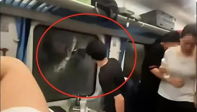 机场摆渡车挤满人疑没开空调闷热难耐女乘客晕倒后有人砸窗自救；西宁曹家堡机场：正介入调查(图7)