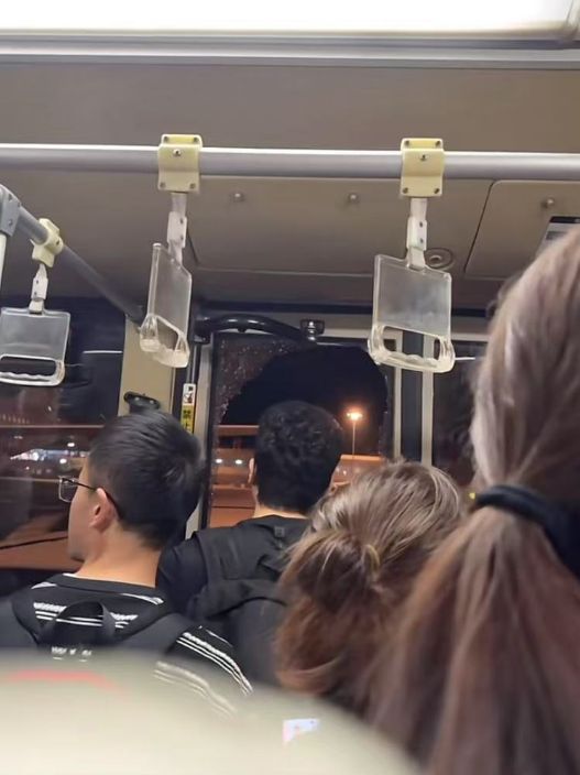 机场摆渡车挤满人疑没开空调闷热难耐女乘客晕倒后有人砸窗自救；西宁曹家堡机场：正介入调查(图4)