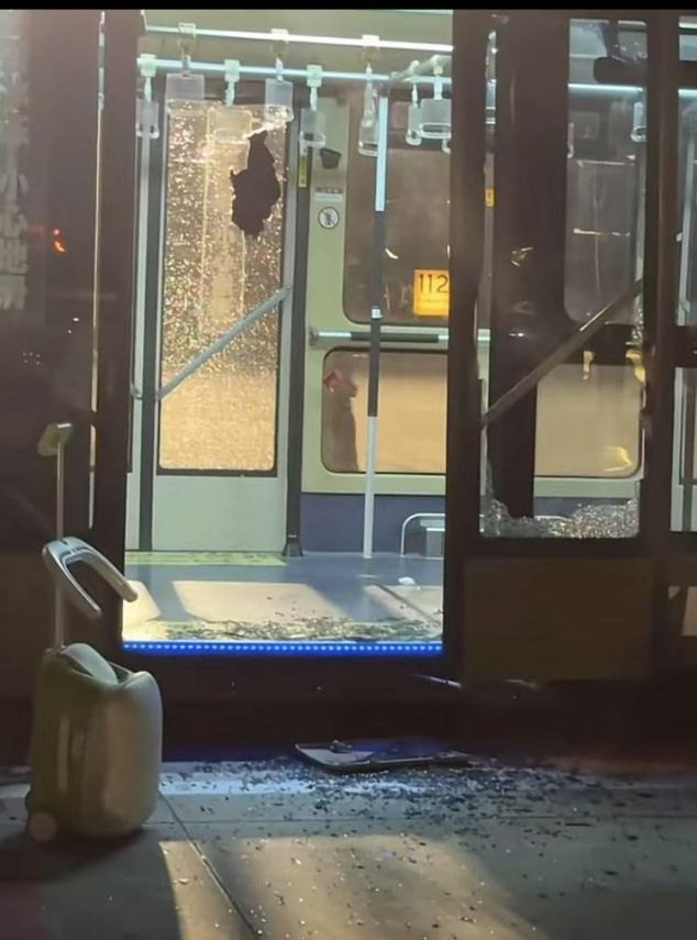 机场摆渡车挤满人疑没开空调闷热难耐女乘客晕倒后有人砸窗自救；西宁曹家堡机场：正介入调查(图3)