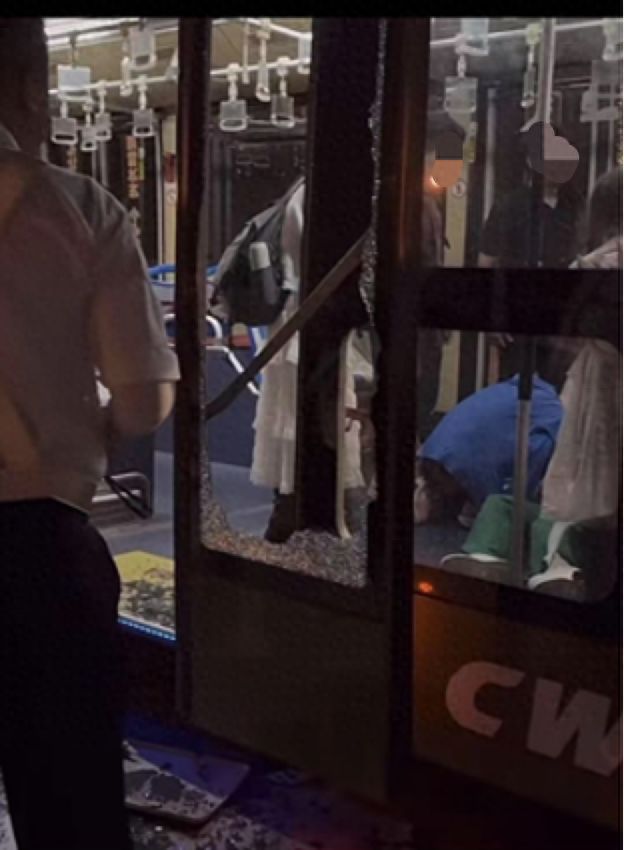 机场摆渡车挤满人疑没开空调闷热难耐女乘客晕倒后有人砸窗自救；西宁曹家堡机场：正介入调查