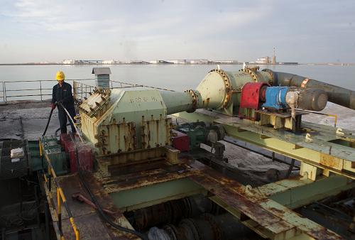 对于设备及大、中型部件的局部清洗宜采用的方法为（）。