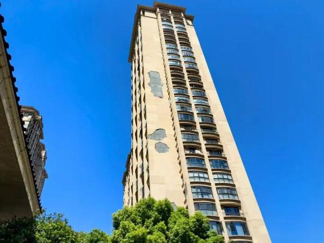 杭州一小区所有楼房的外立面脱落整体维修需要2000多万谁来出钱？