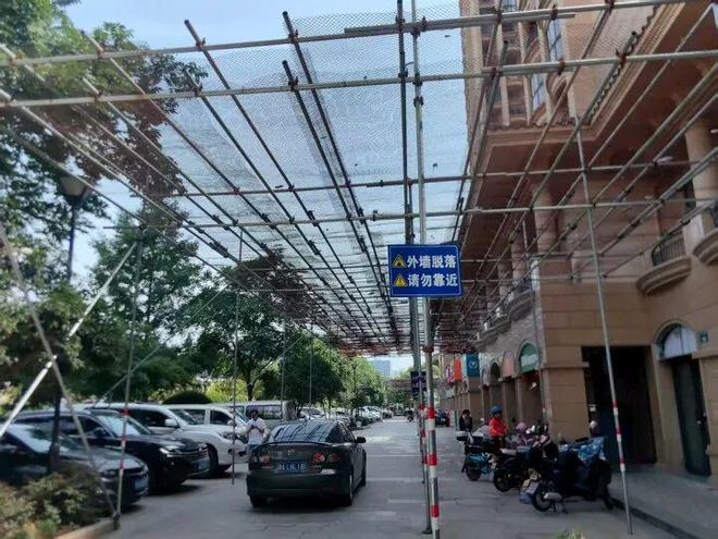 杭州一小区所有楼房的外立面脱落整体维修需要2000多万谁来出钱？(图2)