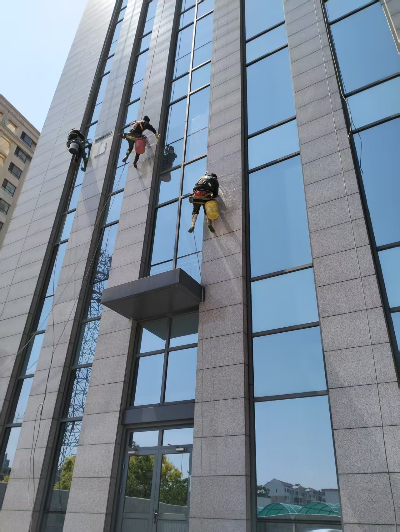 无人机高空保洁洗玻璃：效率达“蜘蛛人”20倍路人打听“你们还招人吗？”