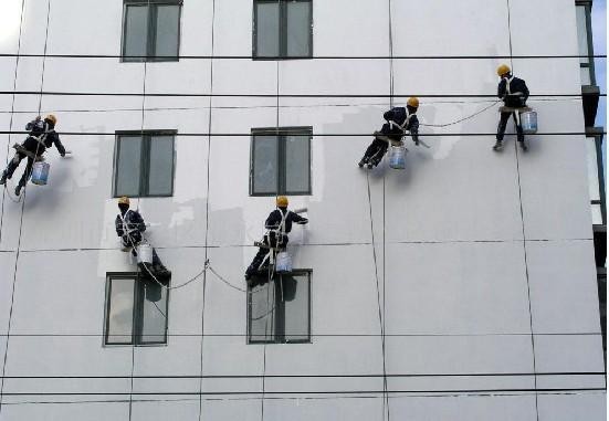 无人机高空保洁洗玻璃：效率达“蜘蛛人”20倍飞手月薪7000至12000元路人打听“你们还招人吗？”