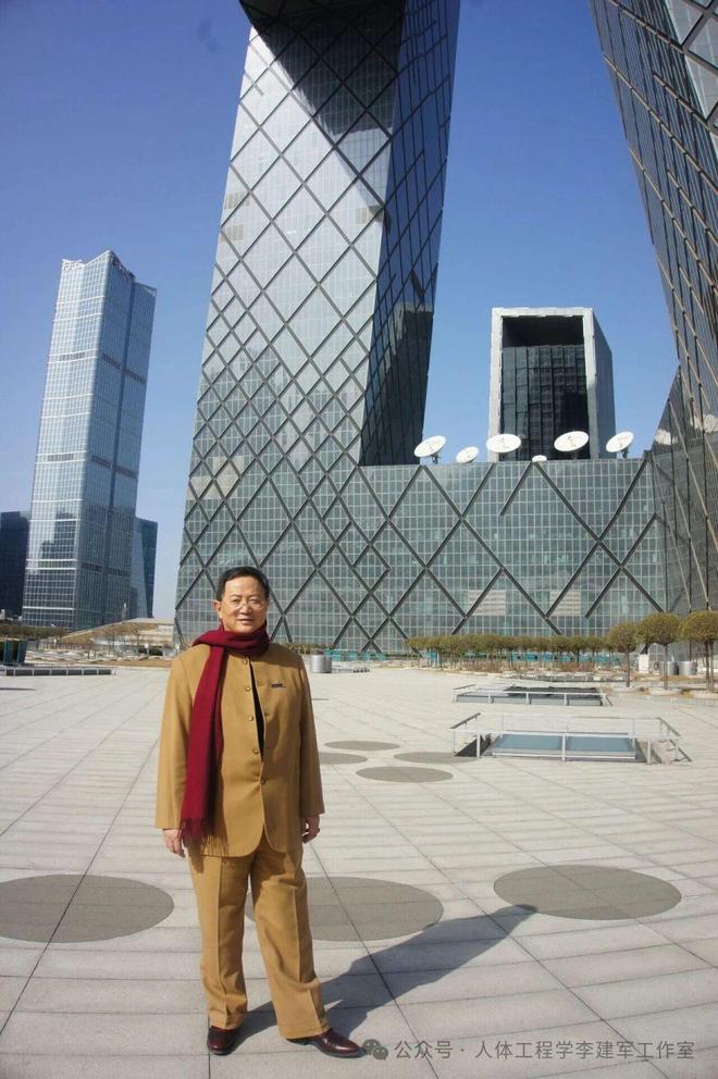 扭曲的天际线：央视大楼如何用钢铁与火焰改写北京的建筑伦理