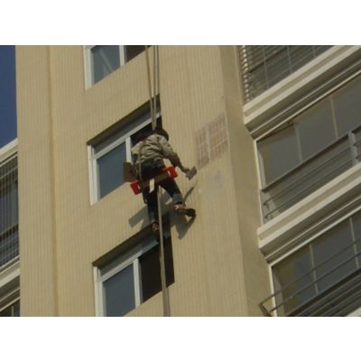 飞行“蜘蛛人”孕育高楼幕墙清洗“蓝海”