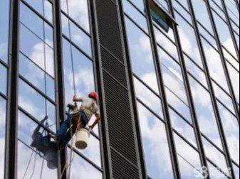 小学生站二楼窗外打扫画面惊险！校方回应有防护网当地教体局：已禁令并排查安全