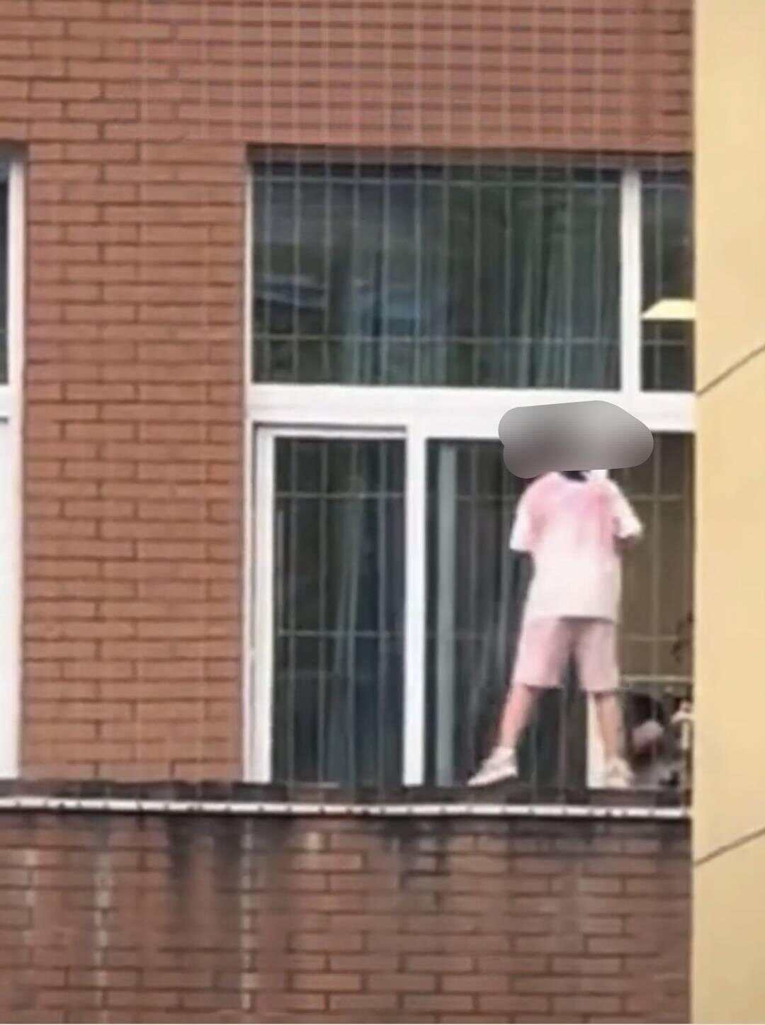 小学生站二楼窗外打扫卫生校方称有防护当地教体局已介入