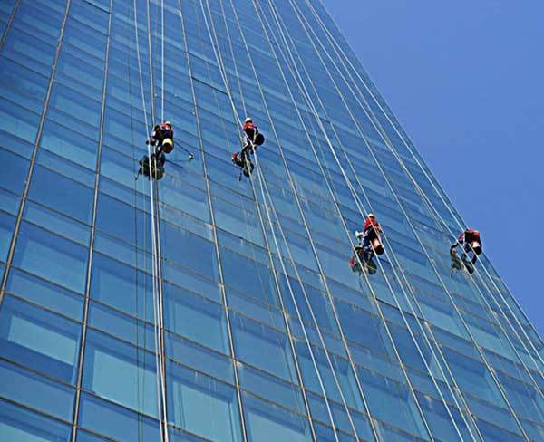 太吓人！上海一小区外墙瓷砖从32楼落下9辆车被砸得面目全非居民：不是第一次