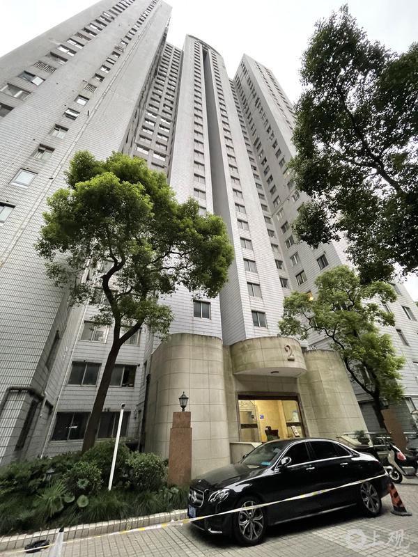 惊恐！沪上小区外墙瓷砖32楼砸下9辆车子瞬间损毁！