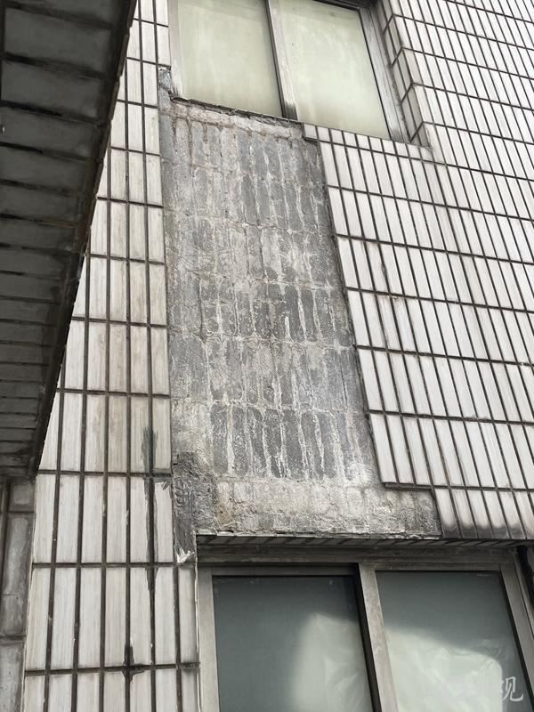 惊恐！沪上小区外墙瓷砖32楼砸下9辆车子瞬间损毁！(图3)