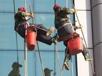 几声巨响！一小区外墙瓷砖从32楼落下砸中9辆车居民吓懵物业：每月一次检查主要靠肉眼观察