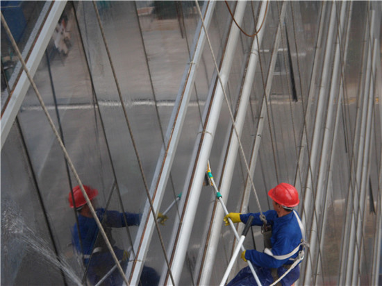 高空外墙清洗-外墙清洗-吊篮擦窗机-蓝天洁士