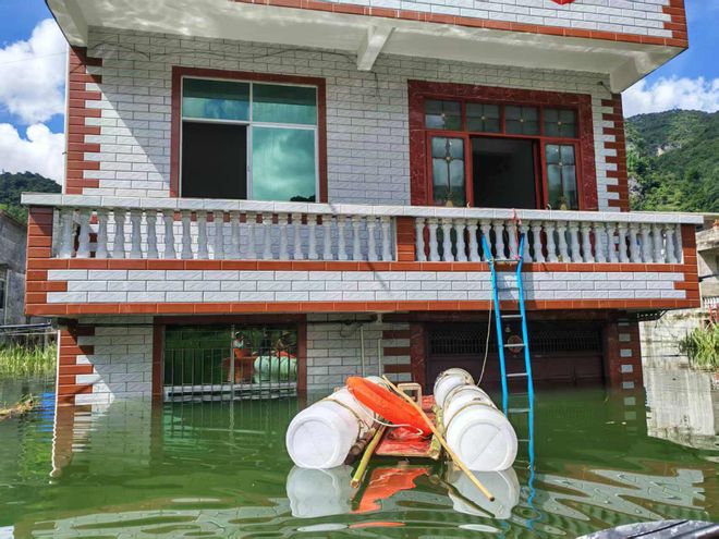 百色“锅底”村庄水患：被浸泡逾半月的家园和生计(图3)