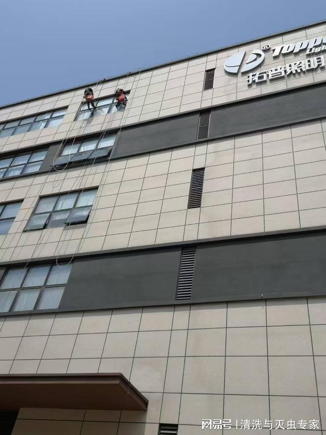 广州写字楼高空外墙清洗怎么洗(图3)