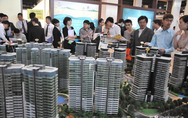 曹德旺预言成真了？我国二三十层的电梯房或将面临同一个结局？