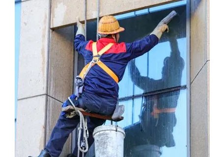 山水人城和谐相融新画卷